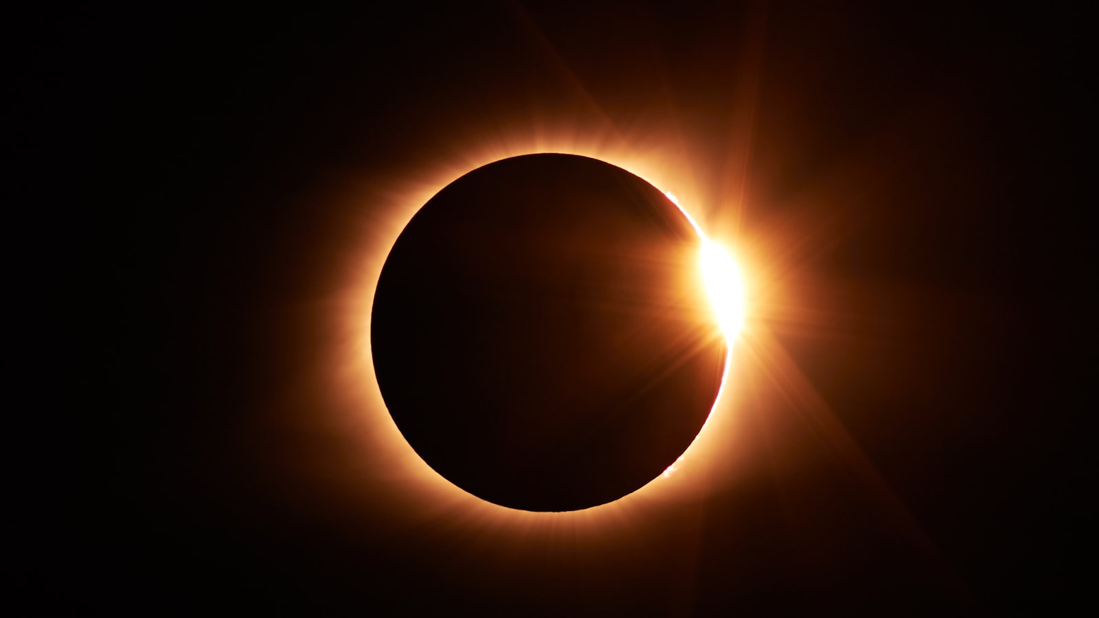 Éclipse solaire observée dans le ciel
